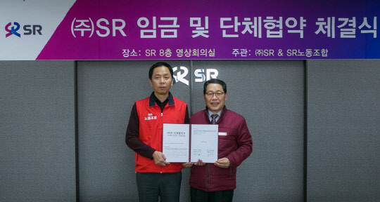 지난달 30일 서울 수서동 SR본사에서 김상수 SR 노동조합 위원장(왼쪽)과 권태명 SR 대표가 공공기관 지정 후 첫 임단협 체결을 성공적으로 마무리한 뒤 기념 사진을 찍고 있다.<SR 제공>